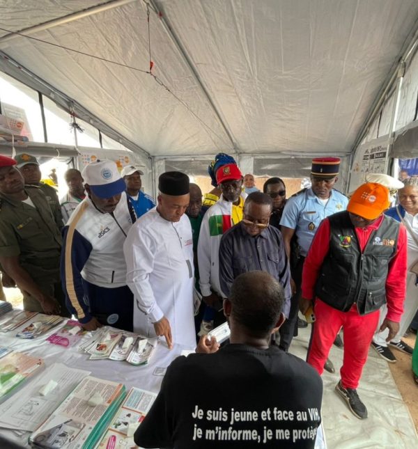 Visite du minetat au stand santé MINESUP