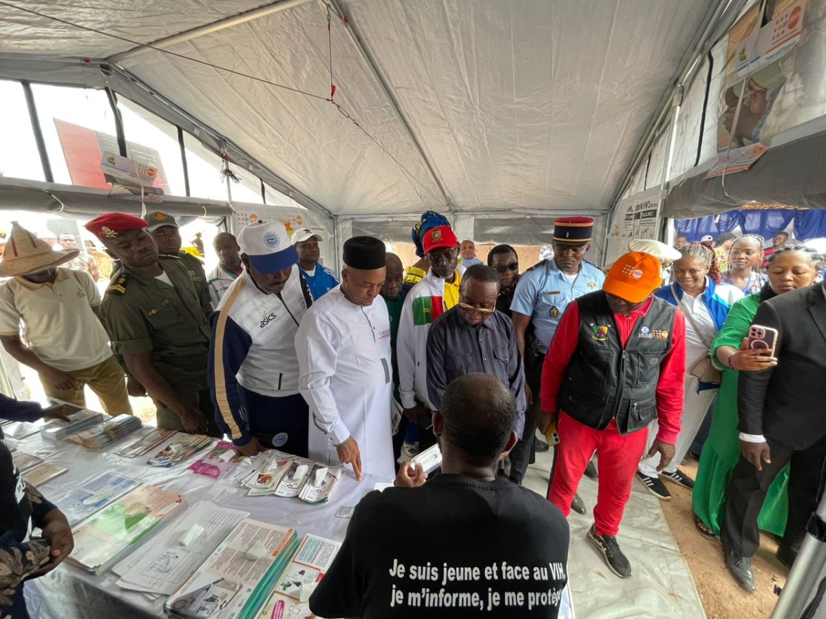 Visite du minetat au stand santé MINESUP